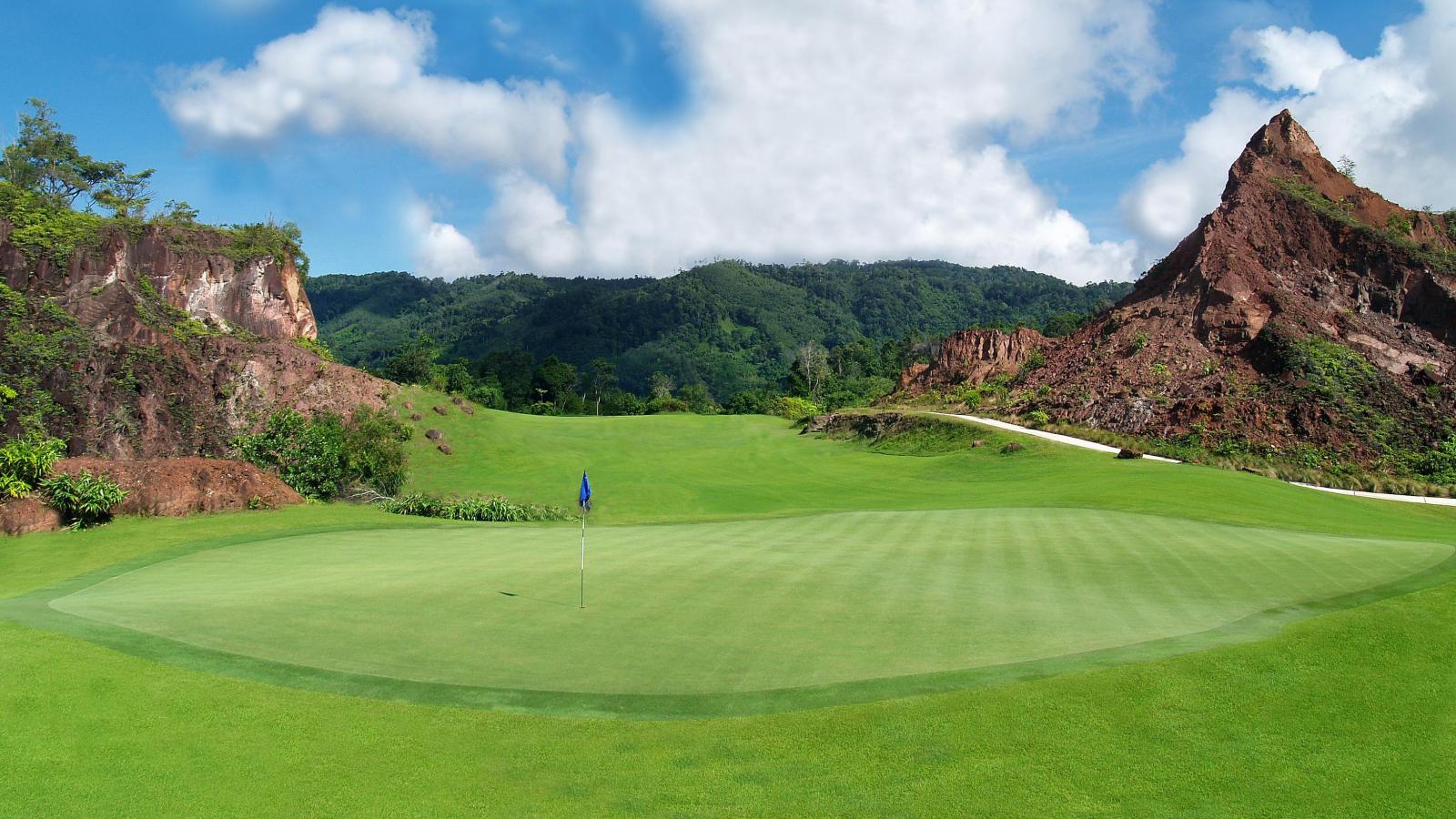 Ред пхукет. Golf Red Mountain Phuket. Red Mountain Golf course in Phuket. Гольф на Пхукете.